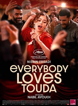 L'image présente une affiche d'un film intitulé "Everybody Loves Touda". On y voit une femme au centre, dans une pose expressive, entourée d'hommes qui semblent s'amuser. L'ambiance semble festive, évoquant une scène de célébration. La palette de couleurs est riche et vibrante, renforçant l'énergie joyeuse de l'image. En haut, il est mentionné qu'il s'agit d'un film présenté au Festival de Cannes, ce qui ajoute une dimension prestigieuse à l'œuvre.