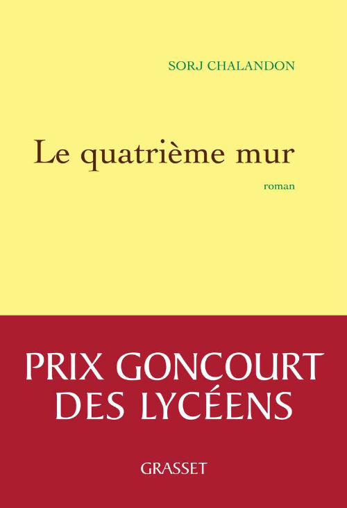 Cette image présente la couverture d'un livre intitulé "Le quatrième mur", écrit par Sorj Chalandon. La couverture est composée de deux couleurs : un fond jaune clair en haut avec le titre du livre en lettres noires, et un bas rouge où est inscrit "PRIX GONCOURT DES LYCÉENS" en lettres blanches. Le nom de l'éditeur, "GRASSET", figure également en bas sur la couverture.
