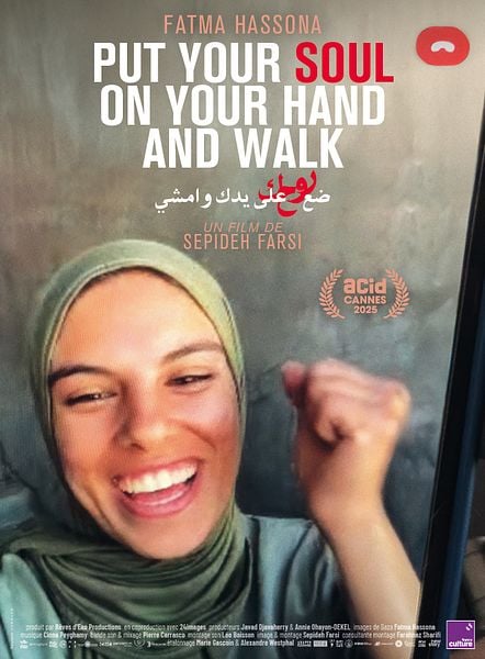 Affiche d'un film avec une femme souriante, le poing levé, portant un foulard.