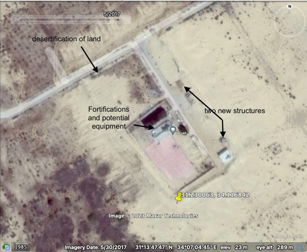 Image de la même école le 30 mai 2017. On peut voir que de nouvelles structures ont été construites. Il semble également que le toit abrite désormais de l'équipe militaire.