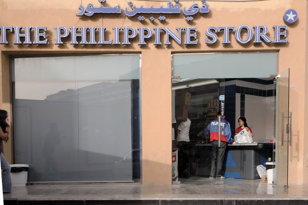  Catena di store a Al-Difaat Street nel distretto di Al-Sadd, a sud della quale rimangono oggi gli ultimi lotti edificabili di un quartiere ormai molto densamente sviluppato