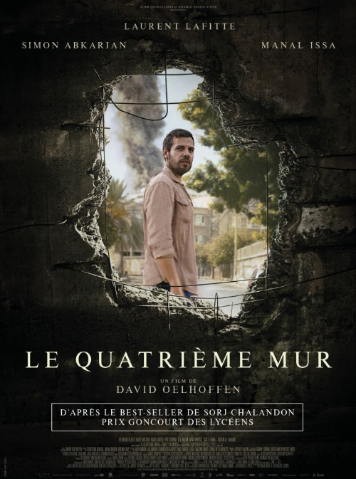 L'image présente l'affiche d'un film intitulé "Le Quatrième Mur". On y voit un homme en premier plan, avec une expression pensive, et des éléments de destruction en arrière-plan, suggérant un environnement de conflit ou de guerre. Le titre du film est écrit en bas, accompagné d'informations sur le réalisateur et les acteurs. L'affiche transmet une ambiance dramatique et intrigante.