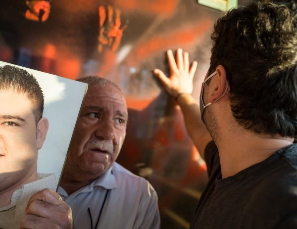 Paul Naggear a perdu sa fille de 3 ans et demi dans l'explosion. Il manifeste devant l'appartement du ministre des finances Youssef Khalil, accusé de bloquer l'investigation du port