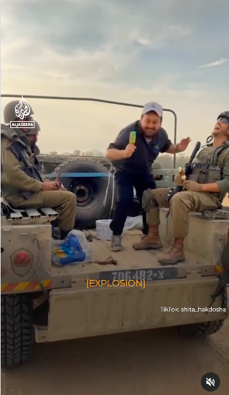 La influencer Shita Hakdosha come un helado con soldados israelíes mientras observa el bombardeo de Jan Yunes, en la Franja de Gaza.