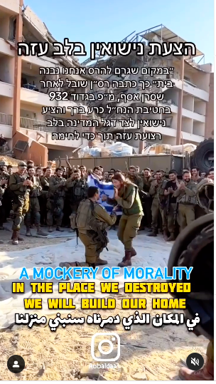  Un soldado israelí pide matrimonio a su novia delante de sus compañeros en primera línea de la guerra en Gaza.