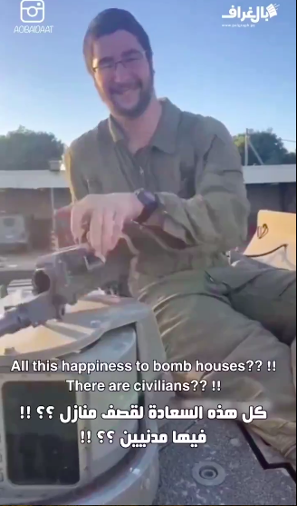 Un sonriente soldado israelí prepara su munición para bombardear hogares y civiles palestinos en Gaza.