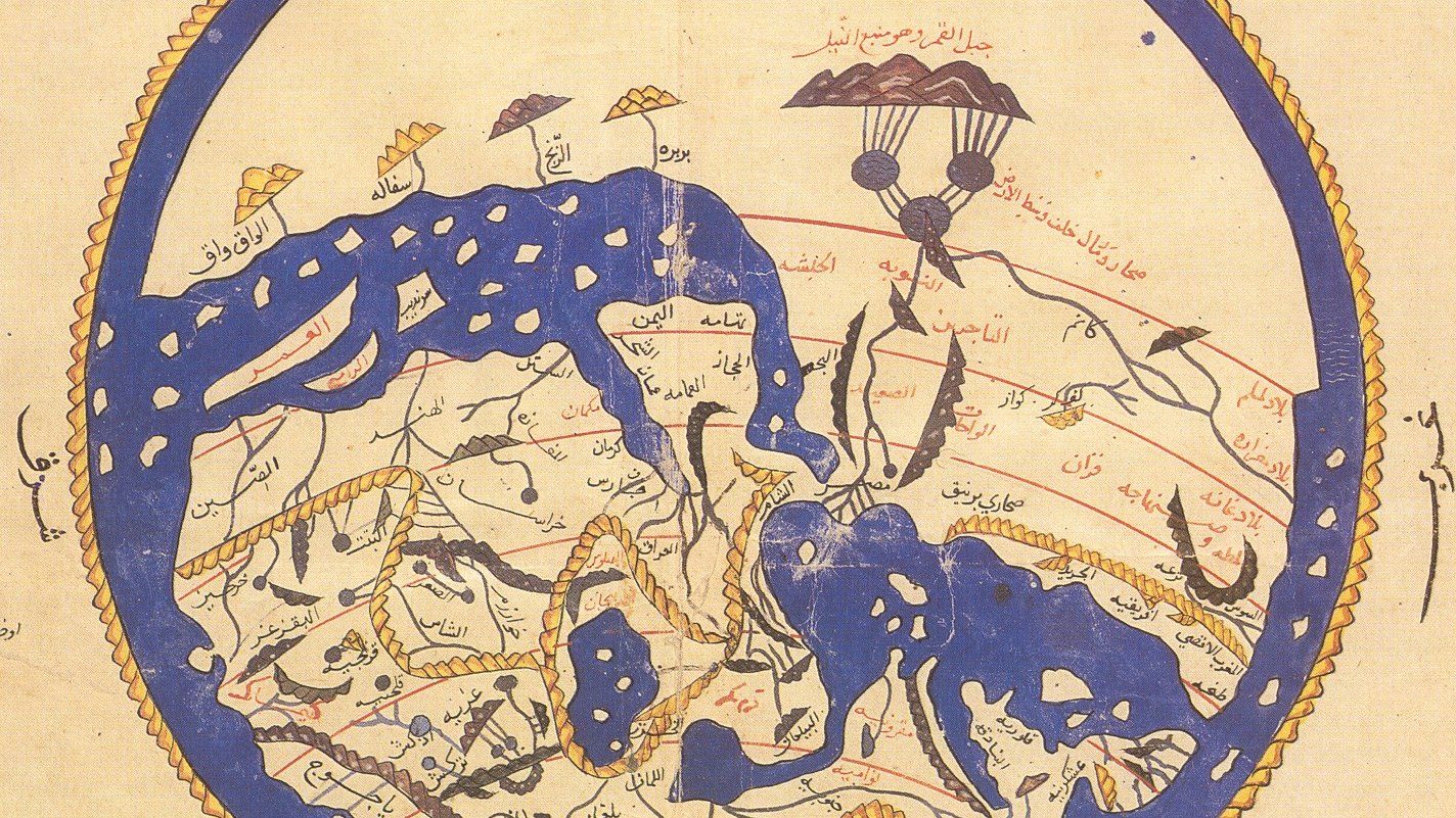 تظهر الصورة خريطة قديمة شبه كروية تمثل جزءًا من العالم، وتحتوي على تفاصيل جغرافية مثل الأنهار والسلاسل الجبلية والمدن. يتخللها نصوص باللغة العربية تشير إلى الأسماء والمواقع المختلفة. يظهر في الرسم تنسيق دقيق بين الألوان كاللون الأزرق الذي يمثل المياه، وبعض التفاصيل باللونين الأصفر والأحمر. الخريطة تعكس المعرفة الجغرافية في تلك الفترة وتعتبر مجردة من الفنون الإسلامية.