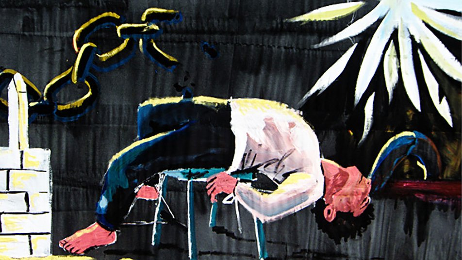 تظهر في الصورة شخصية مستلقية على كرسي، يبدو أنها في حالة تعب أو استسلام. يُظهر الرسم سلاسل مثبتة تشير إلى القيود أو العوائق. الخلفية مظلمة وتحتوي على تفاصيل فنية مثل الأشكال المنحنية والألوان المتباينة، مما يعكس شعوراً بالضيق أو الشجن. يبدو أن الصورة تعبر عن موضوعات مثل العبودية، الفقدان، أو المعاناة.