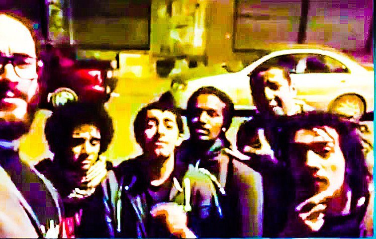 تظهر الصورة مجموعة من الأشخاص في بيئة شوارع ليلية. يبدو أنهم يقفون معًا لأخذ صورة سيلفي. الخلفية تحتوي على سيارات وبعض الأضواء، مما يعطي انطباعًا عن الأجواء الحضرية. تعكس تعابير وجوههم التجاذب والشعور بالمرح.