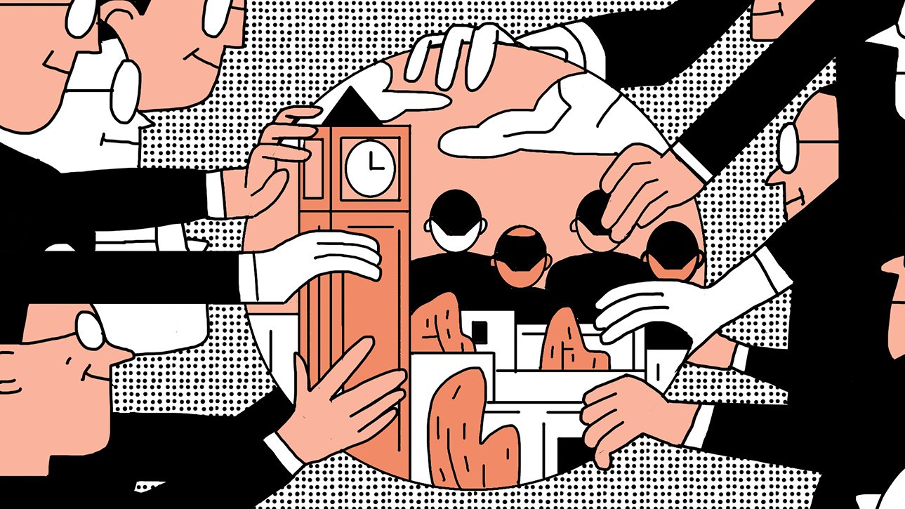 تظهر الصورة مجموعة من الأشخاص الذين يرتدون بدلات وقبعات، يحيطون بصورة دائرية تحتوي على معالم معمارية. تظهر الساعة الكبيرة في الجانب الأيسر، بينما يتم التركيز على الأشخاص الذين يحملون أو يدرسون هذه المعالم. الخلفية تتضمن سماءً بها بعض السحاب، وتفاصيل أخرى تعزز الفكرة العامة للصورة. تعكس الصورة روح التعاون والاهتمام بالمشاهد المعمارية.