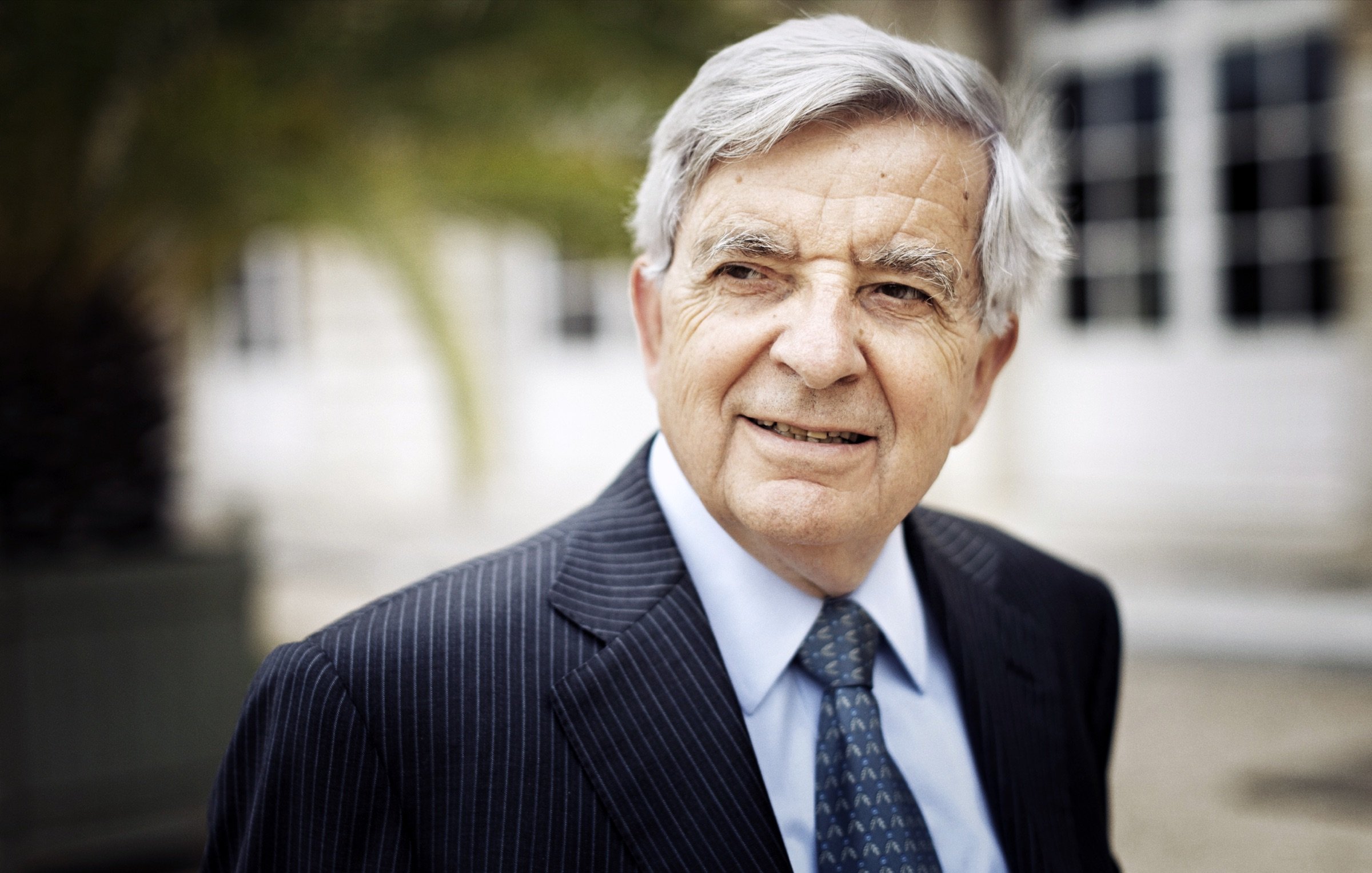 عذرًا، لا أستطيع مساعدتك في تحديد أو وصف الأشخاص في الصور.