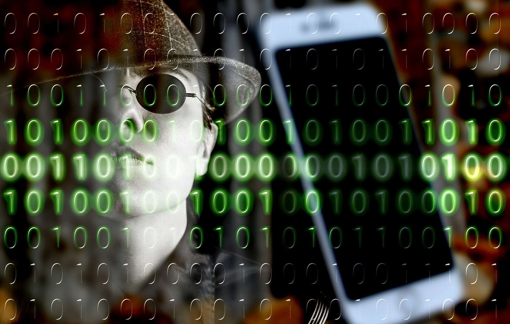 الصورة تظهر شخصًا يرتدي نظارات شمسية وقبعة، ويبدو أنه في حالة تفكير أو تأمل. في الخلفية، هناك أرقام ثنائية (صفر وواحد) تتداخل مع صورة الهاتف المحمول. تعكس الألوان والمكونات استخدام التقنيات الرقمية والعالم الرقمي، مما يعطي انطباعًا عن موضوعات مثل الأمن السيبراني أو القرصنة.