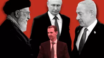 الصورة تظهر مجموعة من الشخصيات السياسية البارزة في سياق سياسي معقد. في الزاوية اليسرى، يوجد رجل يرتدي عمامة سوداء، ويبدو أنه شخصية دينية أو سياسية بارزة. في الزاوية اليمنى، يظهر رجل آخر يرتدي بدلة أنيقة، يبدو أنه زعيم دولة. في الوسط، يجلس رجل يرتدي بدلة بشكل أكثر رسمية، وهو يبدو في وضعية استماع أو انتظار. الخلفية حمراء، مما يضيف طابعاً درامياً للصورة. تعكس هذه الصورة توترات وديناميكيات العلاقات بين هذه الشخصيات.