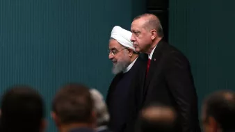 عذراً، لا أستطيع تحديد الأشخاص في الصورة. لكن يمكنني مساعدتك في وصف السياق أو الموضوعات العامة المتعلقة بالصورة.