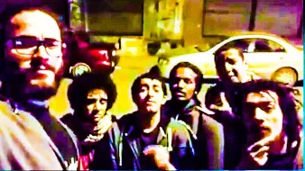 تظهر الصورة مجموعة من الأشخاص في بيئة شوارع ليلية. يبدو أنهم يقفون معًا لأخذ صورة سيلفي. الخلفية تحتوي على سيارات وبعض الأضواء، مما يعطي انطباعًا عن الأجواء الحضرية. تعكس تعابير وجوههم التجاذب والشعور بالمرح.