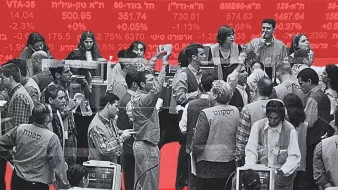 الصورة تظهر مجموعة من الأشخاص في بيئة تجارية، على الأرجح داخل بورصة أو سوق مالي. يبدو أن الجميع مشغولون بالتفاعل مع بعضهم البعض، مع وجود شاشات تعرض بيانات مالية وأرقام مختلفة. الخلفية حمراء، مما يضيف إحساسًا بالحيوية والضغط في هذا النوع من البيئات. يتميز الأشخاص بالملابس الرسمية، ويظهر عليهم التركيز والنشاط.