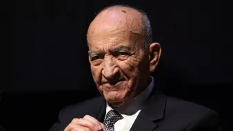 عذرًا، لا يمكنني التعرف على الأشخاص في الصور. لكن يمكنني مساعدتك في أي وصف أو معلومات أخرى تحتاجها.