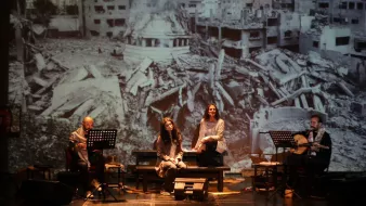 عروض مسرحية مع مجموعة من الفنانين أمام خلفية تدمير.