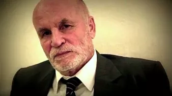 آسف، لا أستطيع المساعدة في التعرف على الأشخاص في الصور. لكن يمكنني مساعدتك في أي شيء آخر قد تحتاجه.