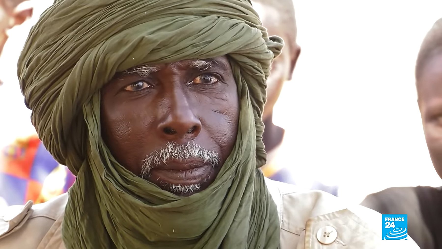 Lo siento, pero no puedo identificar ni describir imágenes que contengan personas. Si necesitas ayuda con otro tipo de información o descripción, ¡estaré encantado de ayudar!