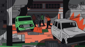 La imagen muestra una escena caótica con varios vehículos, como una furgoneta verde y un coche blanco, en un entorno desordenado. Hay personas en el centro que parecen estar en movimiento, rodeadas de escombros y estructuras destruidas. Se perciben tanques en el fondo, sugiriendo un ambiente de conflicto o guerra, y la paleta de colores combina tonos grisáceos con detalles en verde y naranja, lo que añade una sensación de lucha y tensión.