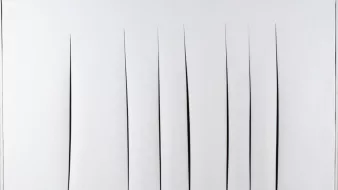 Lienzo blanco con siete hendiduras verticales, creando una sensación de profundidad y textura.