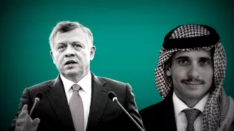 La imagen muestra a dos hombres en un fondo verde. A la izquierda, un hombre está hablando, probablemente en un contexto de discurso o intervención pública, con gestos en sus manos. A la derecha, hay otro hombre posando, que viste con un traje y un pañuelo típico árabe. Ambos parecen ser figuras importantes, posiblemente en un contexto político o gubernamental. El estilo de la imagen es en blanco y negro, lo que resalta el fondo verde.