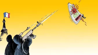 La imagen muestra a varias figuras en la sombra, portando rifles, que están disparando hacia un billete que vuela en el aire. El billete tiene un símbolo que parece indicar peligro o un alerta. Al fondo, se puede ver una representación de la Torre Eiffel y una bandera de Francia, con un cielo de color amarillo. La escena sugiere un comentario sobre la violencia y la economía en un contexto francés.