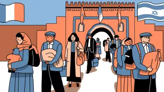 La imagen muestra a un grupo de personas caminando por una puerta o arco que parece ser la entrada de un lugar histórico, con banderas de Francia e Israel visibles en el fondo. La mayoría de las personas llevan equipaje, como mantas y mochilas, y hay una variedad de vestimenta entre ellos, que incluye trajes formales y ropa tradicional. El ambiente parece ser de movimiento y transición, quizás sugiriendo un viaje o una nueva etapa en sus vidas. El diseño es estilizado, con colores predominantes en tonos cálidos y un estilo gráfico moderno.