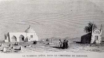 La imagen muestra un paisaje de un cementerio en Djeddah, con un edificio de forma cúbica y una cúpula visible a la izquierda. En el centro, hay un grupo de personas que parecen estar conversando. Al fondo, se pueden ver algunas estructuras más y un paisaje que podría incluir un mar o un horizonte. El entorno tiene un aspecto desértico, con varias lápidas esparcidas por el suelo.