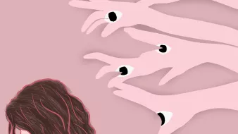 La imagen muestra a una persona con el cabello largo y castaño, de perfil y con la cabeza agachada, como si estuviera pensativa o triste. Al fondo, hay varias manos estilizadas en tonos rosados que parecen extenderse hacia ella. En cada mano hay un ojo, lo que sugiere una sensación de vigilancia o presión. El fondo es de un color rosa suave, lo que crea un contraste con la figura de la persona. La escena transmite una sensación de incomodidad o inquietud, posiblemente sobre la sensación de ser observado o juzgado.