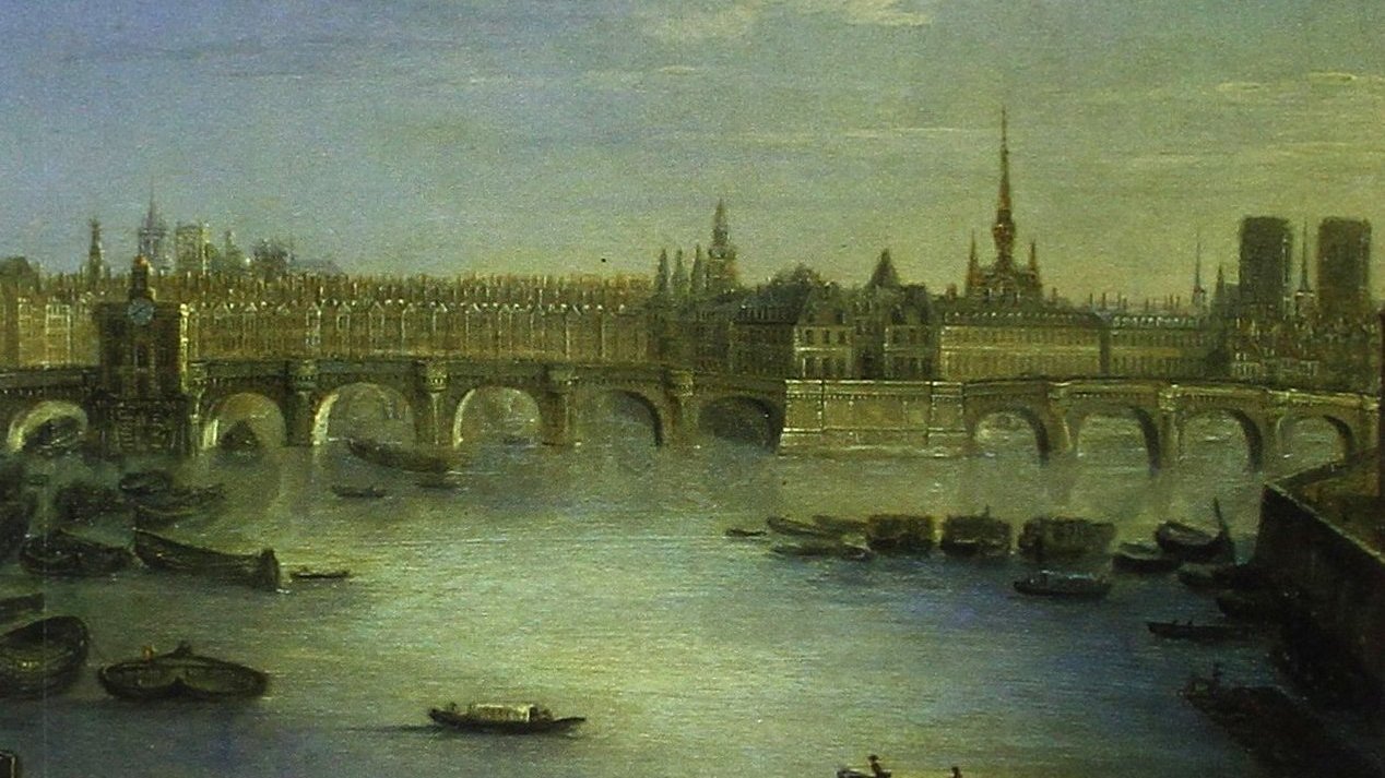 این تصویر نمایی از یک شهر در غروب یا سپیدهدم را به نمایش میگذارد. در جلوی تصویر، تعدادی قایق در آب دیده میشوند. در پسزمینه، یک پل بزرگ و سازههای معماری با جزئیات مشخص وجود دارد. آسمان به رنگهای ملایم و آرامی درآمده و روشنایی خاصی فضا را پر کرده است. این صحنه حس آرامش و زیبایی طبیعی را منتقل میکند.