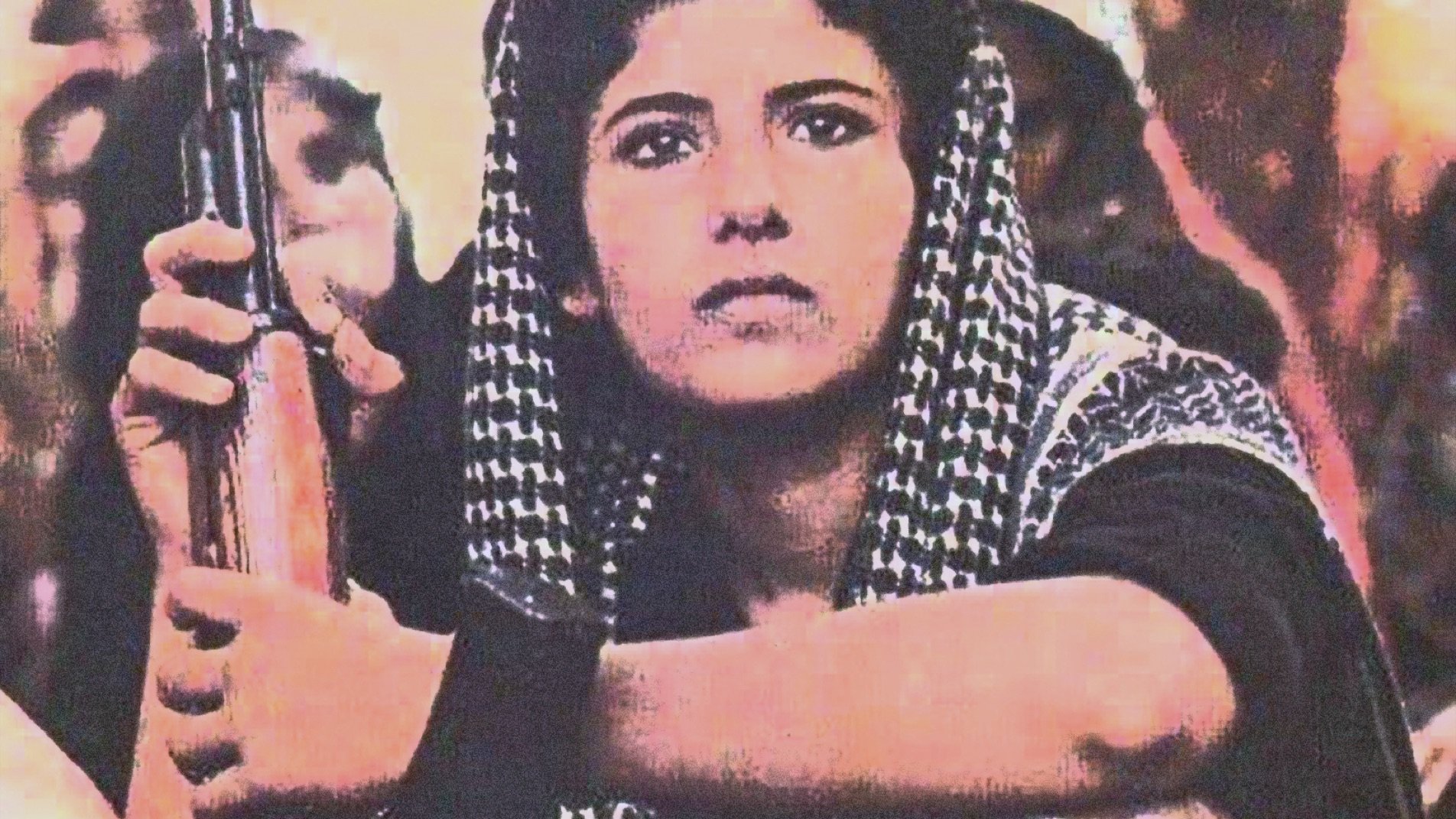 این تصویر نشاندهندهی یک فرد جوان است که نشسته و یک تفنگ در دست دارد. او چهرهای محکم و متمرکز دارد و به دور و بر خود نگاه میکند. لباسهای او به سبک سنتی و با فرهنگی خاص طراحی شده است. همچنین، این تصویر زمینهای از فعالیتهای اجتماعی یا سیاسی را ترسیم میکند و به نظر میرسد که نشاندهندهی زمان و حوادث مهمی باشد.