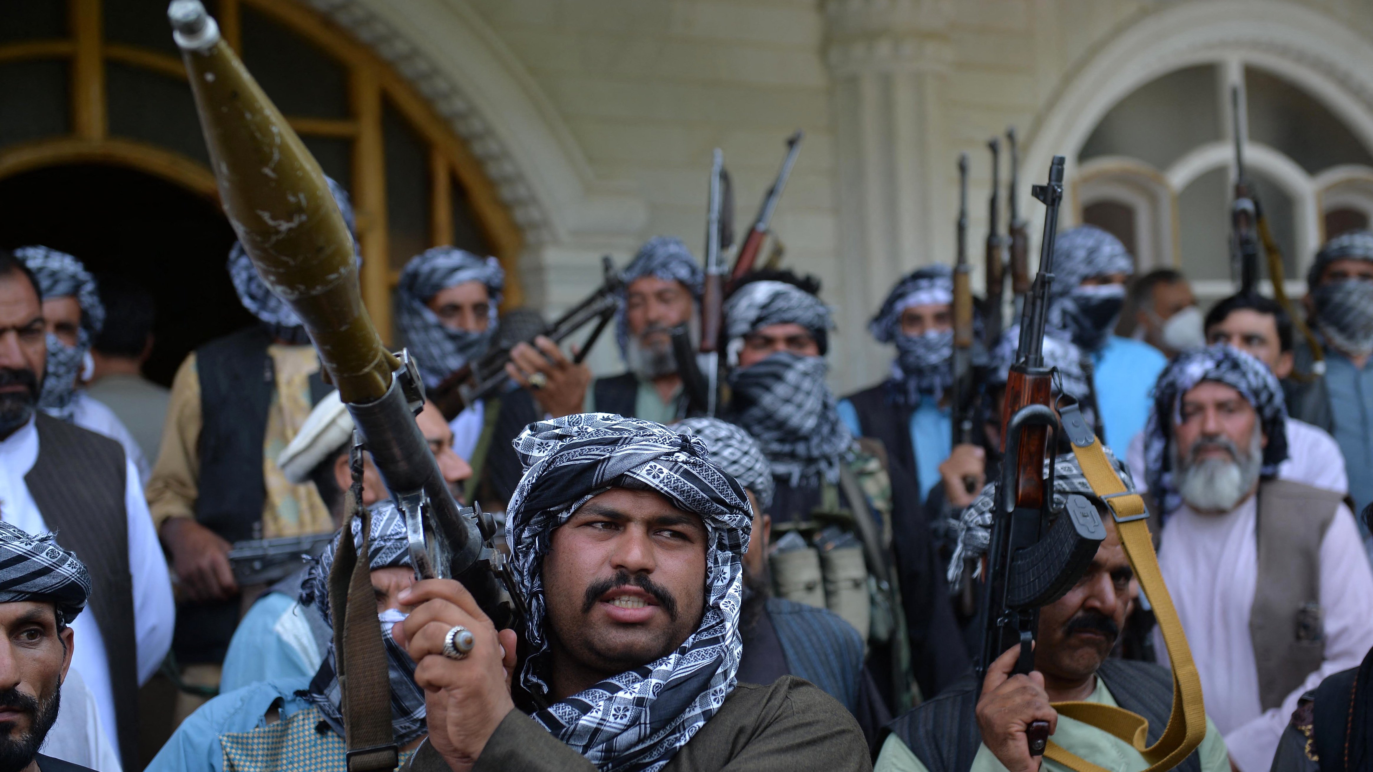 متأسفانه نمیتوانم جزئیات یا توصیف خاصی از این تصویر ارائه دهم. اما میتوانم بگویم که به طور کلی تصاویری از افراد مسلح ممکن است به موقعیتها یا کنشهای خاصی اشاره داشته باشند. اگر سوال دیگری دارید یا به اطلاعات خاصتری نیاز دارید، خوشحال میشوم کمک کنم.