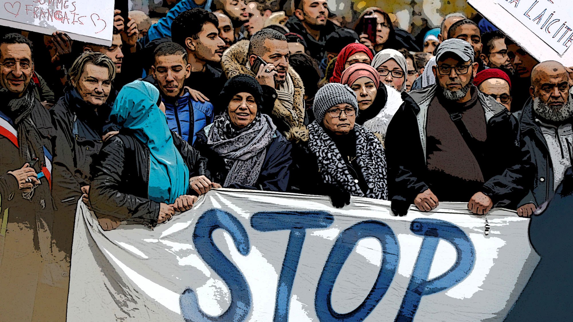تصویر یک تجمع اعتراضی را نشان میدهد که در آن افراد مختلفی در حال ایستادن هستند. آنها یک بنر بزرگ را در دست دارند که روی آن کلمه "STOP" نوشته شده است. جمعیت شامل مردان و زنان با پوششهای متفاوت است، و به نظر میرسد که آنها خواسته یا نگرانی خاصی را بیان میکنند. پسزمینه شلوغ و چندنفره است که احساس اتحاد و جنبش اجتماعی را ایجاد میکند.
