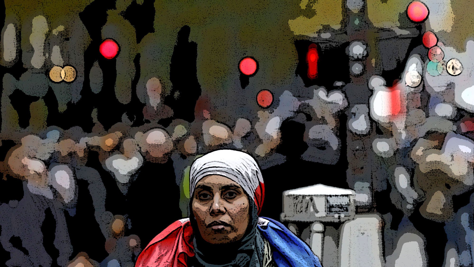 تصویر یک زن را نشان میدهد که به سمت دوربین نگاه میکند و روی دوش او یک پرچم، احتمالاً پرچم فرانسه، قرار دارد. او به نظر میرسد در یک خیابان شلوغ ایستاده است و جمعیتی در پسزمینه دیده میشود. نقاط نورانی و رنگی در پسزمینه به تصویر حس شهری و پویایی میدهند. خانم در تصویر حجاب بر سر دارد و احساس جدیت و تمرکز را منتقل میکند.