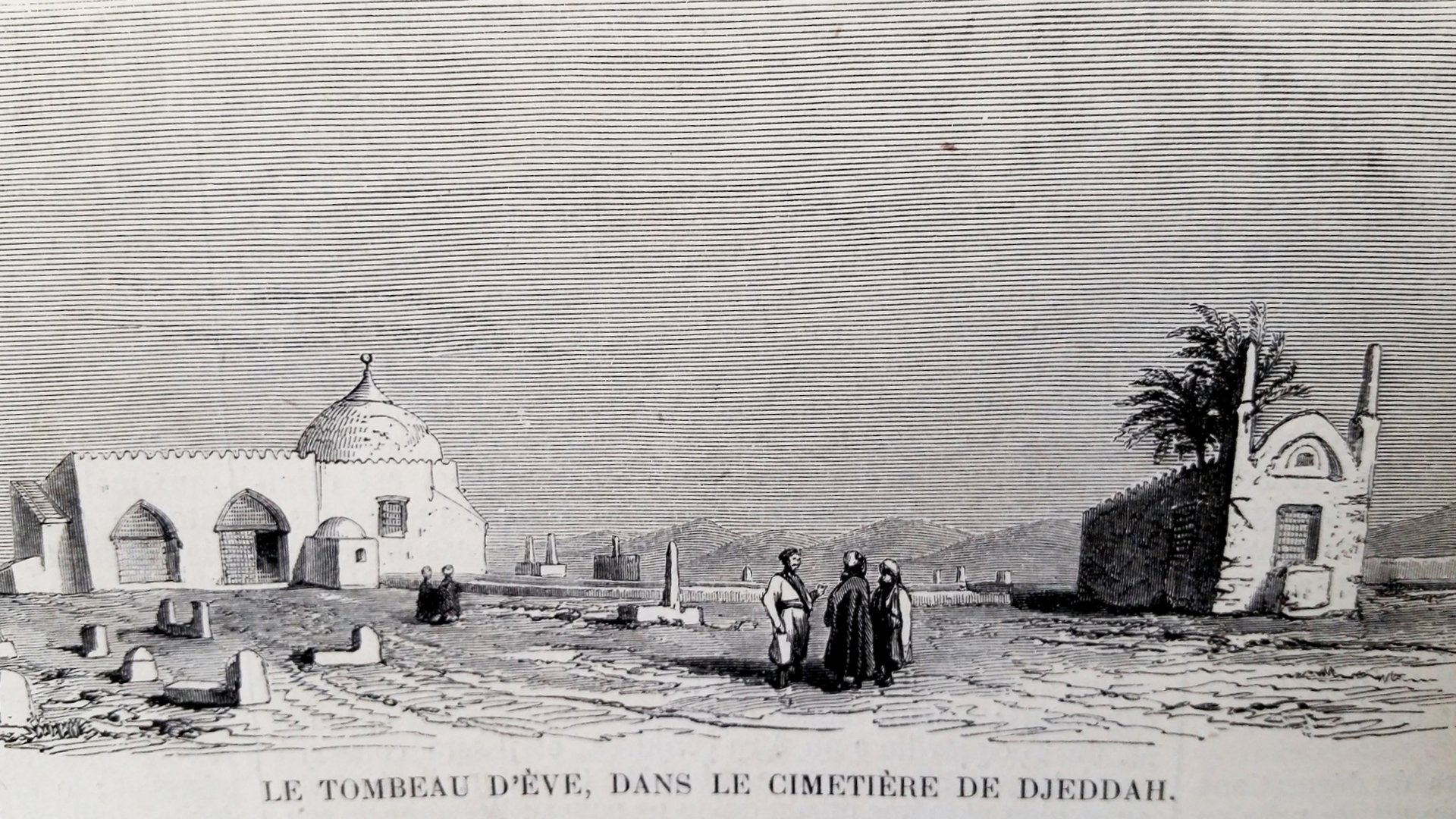 این تصویر نمایی از یک قبرستان را نشان میدهد که شامل ساختمانی با گنبد است. در سمت چپ تصویر، یک مقبره با معماری خاص و سنگهای مشخص وجود دارد. در وسط تصویر، چند نفر در حال گفتگو یا تماشای اطراف هستند. در پسزمینه، تعدادی درخت و سازههای دیگری قابل مشاهده هستند. این تصویر به وضوح ابعاد فرهنگی و تاریخی را به تصویر میکشد.