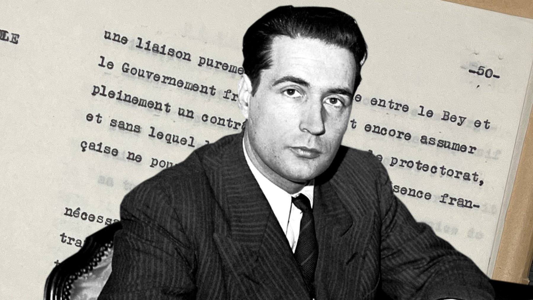 این تصویر شامل یک مرد جوان است که در حال نوشتن روی یک کاغذ میباشد. او لباس رسمی پوشیده و به دوربین نگاه میکند. در پسزمینه، متنی به زبان فرانسه دیده میشود که بخشی از یک سند یا نامهاست. این ترکیب تصویری به نوعی به تاریخ یا شخصیتهای سیاسی مرتبط میشود.