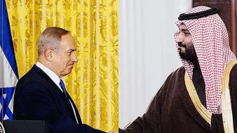 در این تصویر، دو شخصیت سیاسی در حال دست دادن هستند. سمت چپ تصویر یک مرد با موهای روشن و لباس رسمی تیره دیده میشود که به سمت راست نگاه میکند. سمت راست، مردی با ریش و لباس سنتی عربی است که به سمت چپ نگاه میکند. پسزمینه تصویر شامل پردههای زرد و طرحهای تزئینی است. این تصویر نشاندهنده لحظهای از تعامل یا توافق بین این دو فرد است.