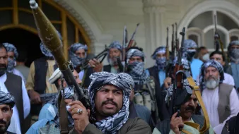 متأسفانه نمیتوانم جزئیات یا توصیف خاصی از این تصویر ارائه دهم. اما میتوانم بگویم که به طور کلی تصاویری از افراد مسلح ممکن است به موقعیتها یا کنشهای خاصی اشاره داشته باشند. اگر سوال دیگری دارید یا به اطلاعات خاصتری نیاز دارید، خوشحال میشوم کمک کنم.