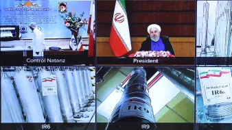 در این تصویر، چندین پنل نمایش داده شده است. در بالای تصویر، یک پنل مربوط به "کنترل نطنز" دیده میشود که اطلاعاتی درباره فعالیتهای این مرکز را نشان میدهد. در مرکز تصویر، رئیسجمهور ایران در حال صحبت کردن و ارائه سخنرانی است و در پسزمینه پرچم ایران قرار دارد. در قسمت پایین تصویر، چندین پنل دیگر وجود دارد که هرکدام به نوعی از سانتریفیوژهای مختلف (IR5، IR6، IR9 و IR8) مربوط میشود و نام و مدل آنها بر روی برچسبها نوشته شده است. این تصویر به وضوح تمرکز بر روی فناوری هستهای ایران و پیشرفتهای مربوط به آن را نشان میدهد.