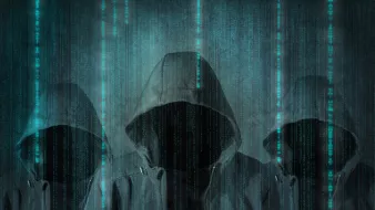 این تصویر نمایی تاریک و دیجیتالی را نشان میدهد که در آن سه شخصیت با هودیهای تیره قرار دارند. چهرههای آنها نامشخص است و به نظر میرسد در پسزمینهای پر از خطوط کد و دادههای دیجیتال قرار دارند. این نمای گویی حس رمزآلودی و فناوریهای مدرن را منتقل میکند، مانند تصاویری که در فیلمهای سایبرپانک یا مرتبط با هک و دنیای دیجیتال مشاهده میشود. رنگهای تیره و الگوهای درخشان آبی به شدت توجه را جلب میکند.