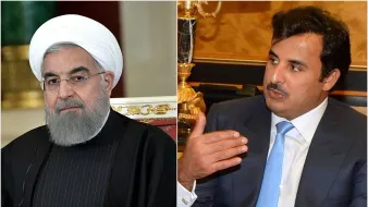 در این تصویر، دو نفر در دو قسمت جداگانه قرار دارند. در سمت چپ، فردی با ریش و لباس رسمی مشکی و عمامه سفید دیده میشود. او به نظر میرسد که در حال گفتگو یا فکر کردن است. در سمت راست، فرد دیگری با موهای تیره و لباس روشن و کراوات آبی حضور دارد. او همچنین در حال صحبت کردن یا بیان نظرات خود به نظر میرسد. زمینه تصویر به صورت مجلل و با جزئیات دکوراتیو طراحی شده است.