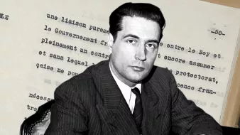 این تصویر شامل یک مرد جوان است که در حال نوشتن روی یک کاغذ میباشد. او لباس رسمی پوشیده و به دوربین نگاه میکند. در پسزمینه، متنی به زبان فرانسه دیده میشود که بخشی از یک سند یا نامهاست. این ترکیب تصویری به نوعی به تاریخ یا شخصیتهای سیاسی مرتبط میشود.