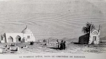 این تصویر نمایی از یک قبرستان را نشان میدهد که شامل ساختمانی با گنبد است. در سمت چپ تصویر، یک مقبره با معماری خاص و سنگهای مشخص وجود دارد. در وسط تصویر، چند نفر در حال گفتگو یا تماشای اطراف هستند. در پسزمینه، تعدادی درخت و سازههای دیگری قابل مشاهده هستند. این تصویر به وضوح ابعاد فرهنگی و تاریخی را به تصویر میکشد.