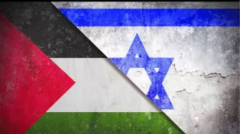 این تصویر شامل دو پرچم است که به صورت مورب کنار هم قرار گرفتهاند. در سمت چپ، پرچم فلسطین با رنگهای قرمز، سیاه و سبز نمایش داده شده است. در سمت راست، پرچم اسرائیل دیده میشود که شامل رنگ سفید و آبی و ستاره داوود است. پسزمینه تصویر ظاهری قدیمی و آسیبدیده دارد که به آن حس تاریخ و تنشهای موجود را میدهد.