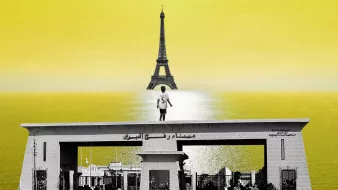 این تصویر ترکیبی از عناصر مختلف است که با پسزمینه زرد رنگ نمایش داده شده است. در مرکز تصویر، برج ایفل دیده میشود که بهطور نمادین با رنگهای تک رنگ به تصویر کشیده شده است. در جلوی تصویر، یک ساختمان بزرگ با نوشتهای به زبان عربی قرار دارد. فردی که به وضوح شماره ۷۵ را بر روی پیراهن خود دارد، روی این ساختمان ایستاده است و به سمت برج ایفل نگاه میکند. این ترکیب، حس کنجکاوی و زیبایی را منتقل میکند و میتواند نماد فرهنگی یا اجتماعی خاصی باشد.