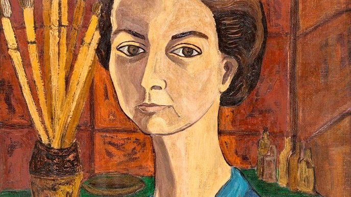 L'image représente un portrait d'une femme avec des traits marqués et un regard intense. Elle est vêtue d'une chemise bleue et se tient devant une table sur laquelle se trouvent des objets d'art, probablement des pinceaux et des palettes. L'arrière-plan est constitué de couleurs chaudes, ce qui met en valeur la figure au premier plan. La composition évoque une atmosphère artistique et introspective.