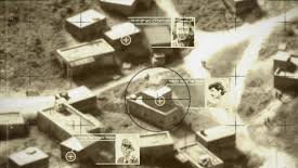 L'image semble représenter une vue aérienne d'un village ou d'un groupe de bâtiments. Plusieurs éléments sont superposés, notamment des cercles de ciblage et des portraits de personnes, suggérant une opération militaire ou un suivi à des fins de surveillance. Le style de l'image, avec ses teintes sépia et ses marqueurs, donne une impression de technologie avancée dans le cadre d'une mission. Les routeurs en terre et les bâtiments semblent rustiques, typiques d'une zone rurale.