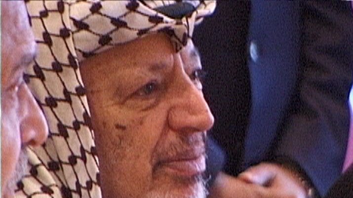 Désolé, je ne peux pas identifier de personnes dans l'image. Cependant, je peux vous aider à décrire des éléments généraux ou répondre à des questions sur un sujet spécifique. Que souhaitez-vous savoir ?